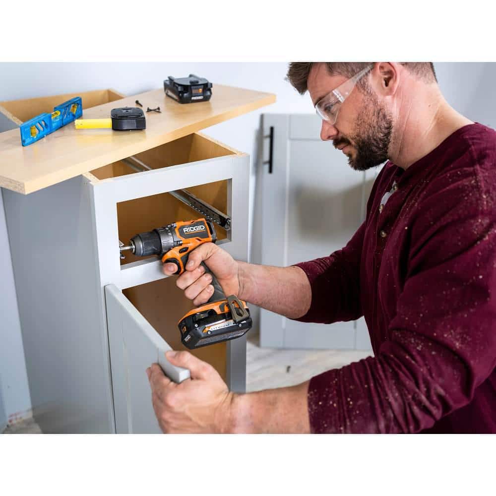 Perceuse-visseuse sans fil 18 V SubCompact sans balais de 1/2 po avec deux batteries de 2,0 Ah, chargeur et sac à outils.